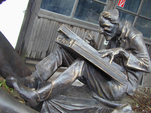 Zither Reinhold Brunnen, Halle - Bildhauer Wolfgang Dreysse